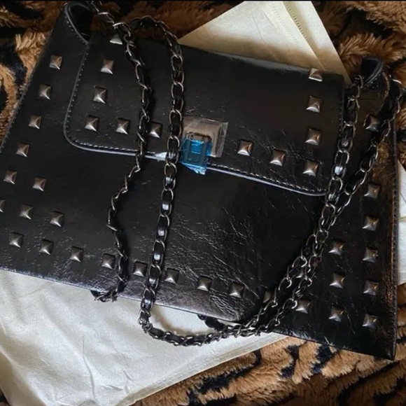 🆕 Classic Shoulder Bag Vintage Rivets - Turn-Lock Closure - Stylish Versatile - Picture 4 of 16